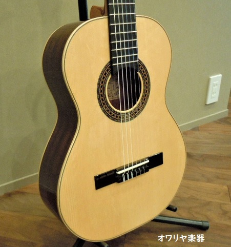 ショートスケールクラシックギター 570mm・スプルース単板・エボニー指
